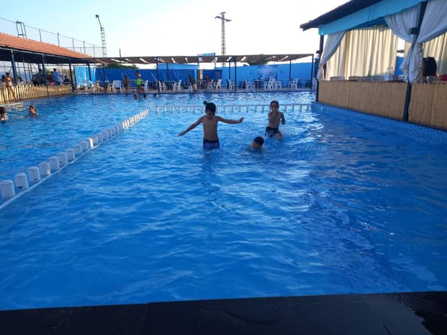 منتجع ( كفتيريا ومطعم وملعب ومسبح ) 