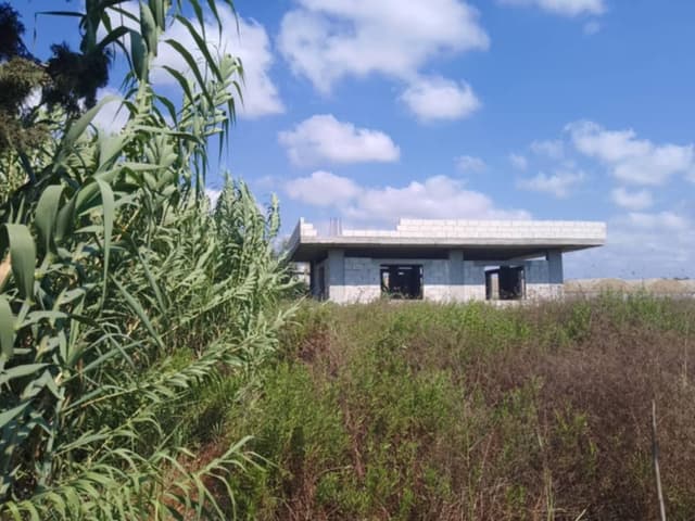 ارض مع بيت عالعضم بيحمور